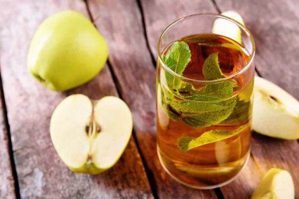 Glas Apfelsaft mit Früchten und frischer Minze auf dem Tisch aus nächster Nähe — Stockfoto