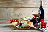 Zátiší s různými typy italských potravin a vín