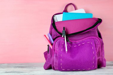 Arka plan üzerinde okul sırt çantası