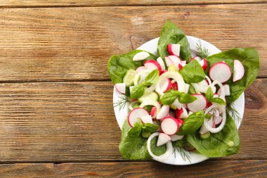 Taze sebze salatası, masaya yakın.