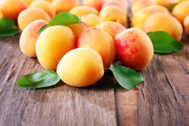 Ahşap masa, closeup üzerinde olgun kayısı