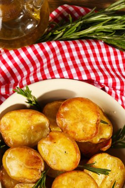 Lezzetli fırında patates kase masada rosemary ile yakın çekim