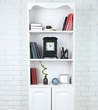 Kitap ve dekor raflarda