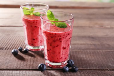 Berry güler yüzlü ahşap arka plan üzerinde gözlük