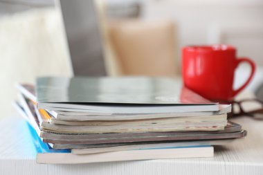 Dergi ve masa üstünde laptop