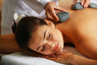 Güzellik spa salonda genç kadın