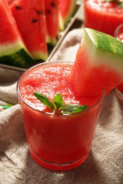 Karpuz suyu üzerinde çul, closeup gözlük