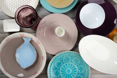 tablo üzerinde farklı yemek takımı