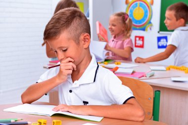 Küçük çocuk yazıyor.  