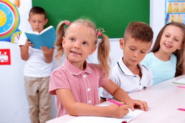 Sınıfta bir grup çocuk