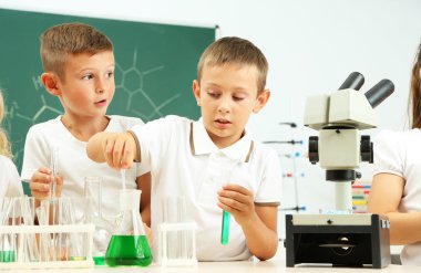 Kimya dersinde şirin öğrenciler