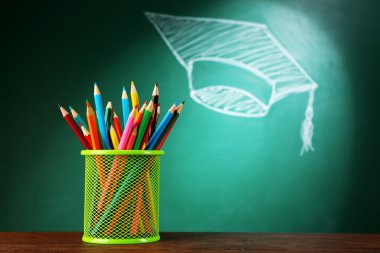 boya kalemi ve lisans şapka