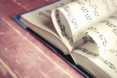 Kalp şekil kavisli kitap sayfaları