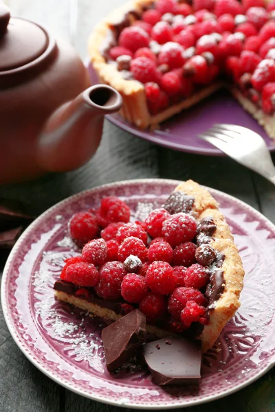 Pedaço de torta com framboesas frescas, sobre fundo de madeira — Fotografia de Stock