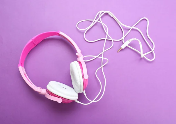 Moderní sluchátka na fialová — Stock fotografie