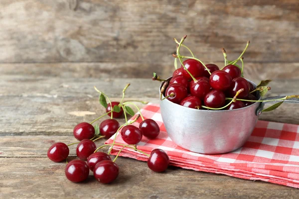 Cherries in bowl, on wooden background — Stock Photo, Image