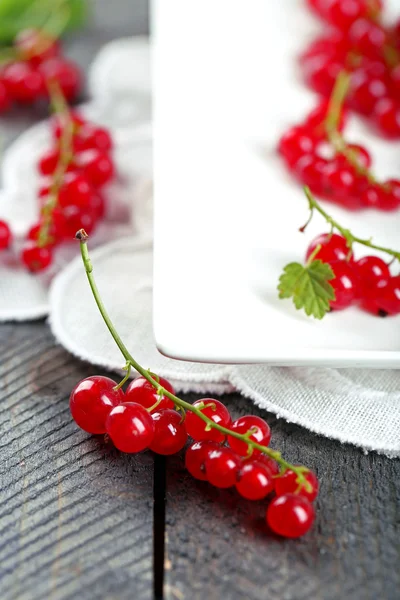 Groseilles rouges fraîches sur la table close up — Photo