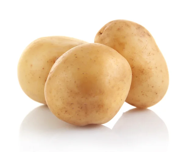 Patatas jóvenes aisladas sobre blanco — Foto de Stock