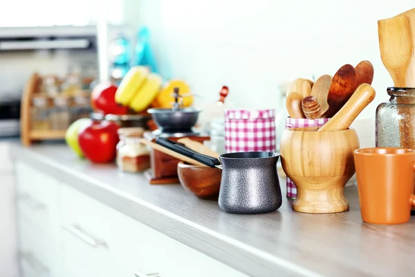 Samenstelling met verschillende gebruiksvoorwerpen op houten houten tafel in de keuken — Stockfoto