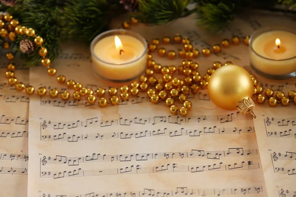 Decorações de Natal em folhas de música — Fotografia de Stock