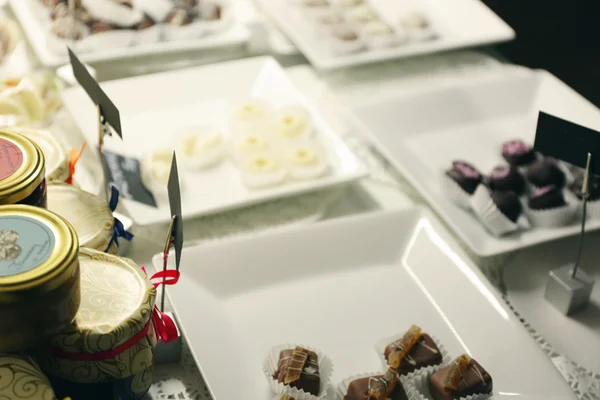 Leckere Schokoladenbonbons auf Tellern auf dem Tisch aus nächster Nähe — Stockfoto
