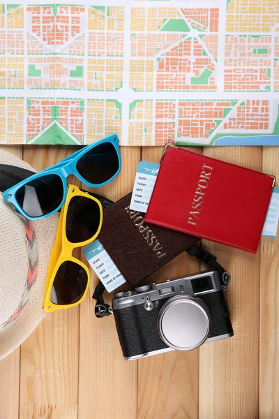 Óculos de sol, passaporte e mapa, de perto, sobre fundo de madeira. Preparação para o conceito de viagem — Fotografia de Stock