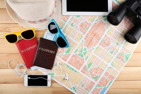 Óculos de sol, passaportes, tablet digital e mapa, de perto. Preparação para o conceito de viagem — Fotografia de Stock