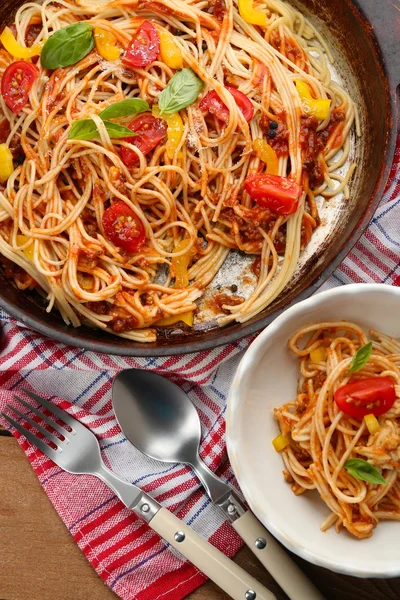 Espaguetis hechos en casa Boloñesa con queso parmesano en tazón blanco, sobre fondo de madera de color — Foto de Stock