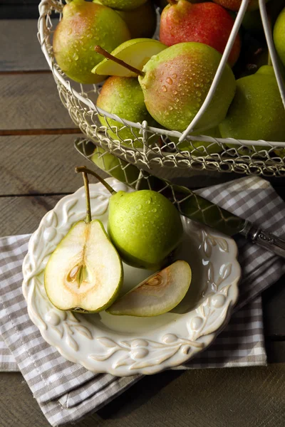 熟美味梨子在桌子上的篮子里关闭 — 图库照片