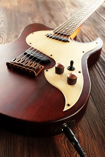 Elektromos gitár a fa asztalon, közelről — Stock Fotó