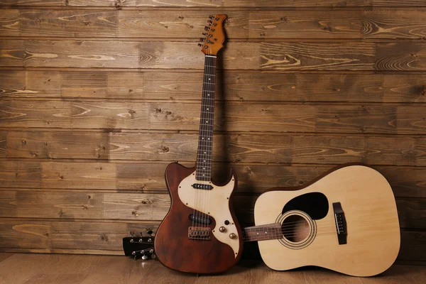 Guitarras elétricas e acústicas em fundo de madeira — Fotografia de Stock