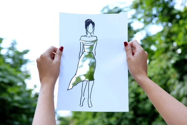 Vrouwelijke handen met mode schets — Stockfoto