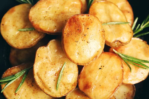 Batata assada deliciosa com alecrim na frigideira close-up — Fotografia de Stock