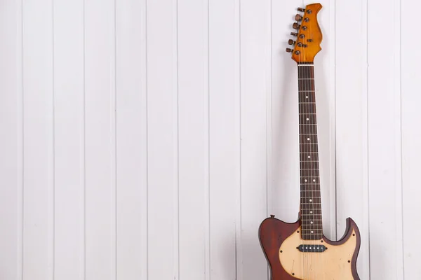 Guitarra elétrica em fundo de madeira — Fotografia de Stock