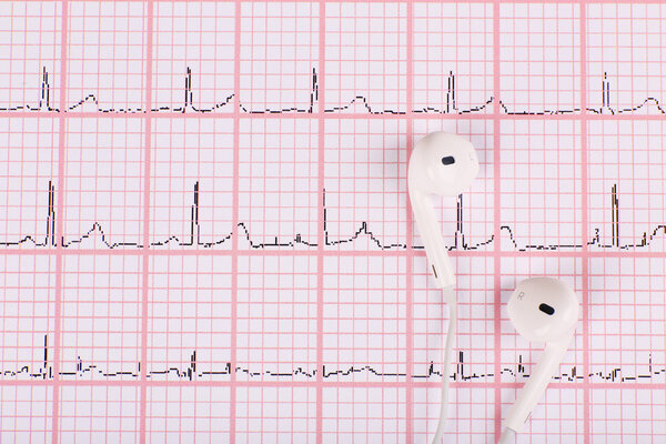 Наушники на фоне кардиограммы
