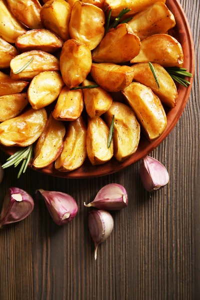 Cunei di patate al forno su tavolo di legno, vista dall'alto — Foto Stock