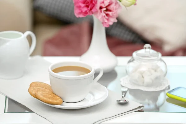 Kopje koffie op tabel in woonkamer — Stockfoto