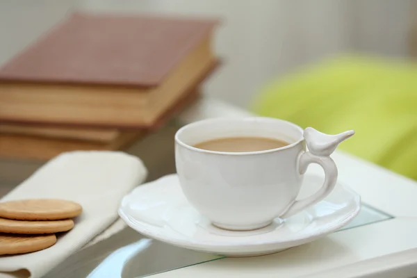 Kopje koffie op tabel in woonkamer — Stockfoto