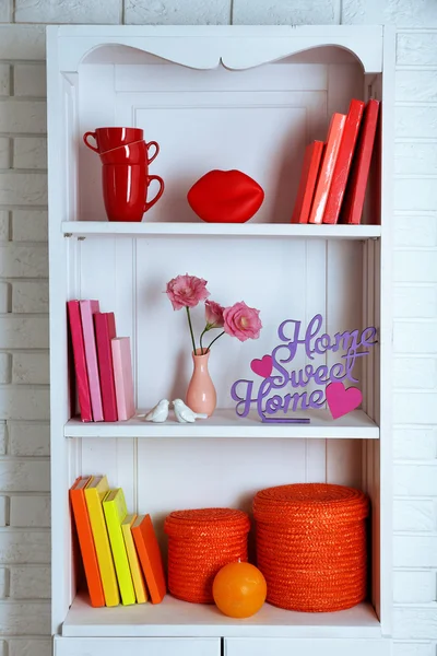 Books and decor on shelves — Stock Photo, Image