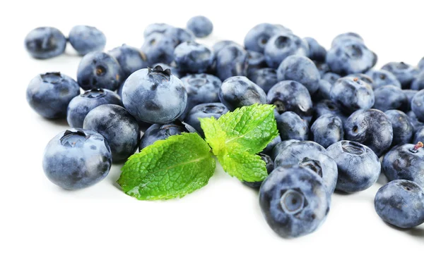 Frische Blaubeeren isoliert auf weiß — Stockfoto