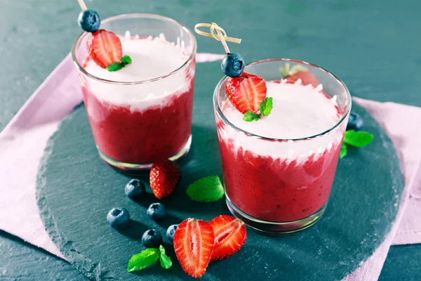 Glazen bessen smoothie op houten tafel, close-up — Stockfoto