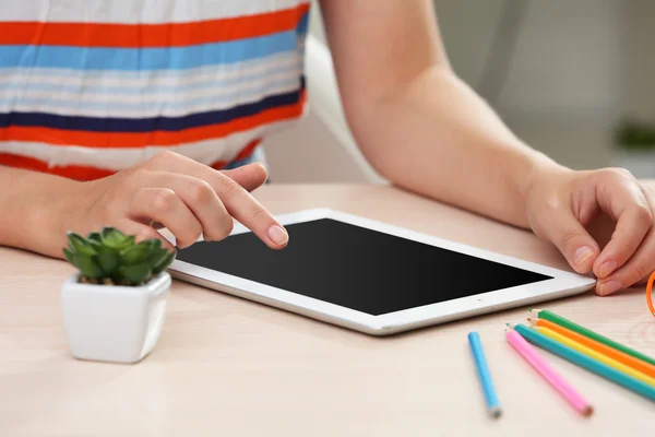 Mulher usando tablet digital no local de trabalho de perto — Fotografia de Stock