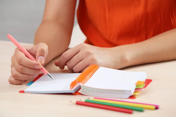 Mulher escrever no notebook no local de trabalho de perto — Fotografia de Stock