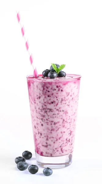 Copo de smoothie de mirtilo isolado em branco — Fotografia de Stock