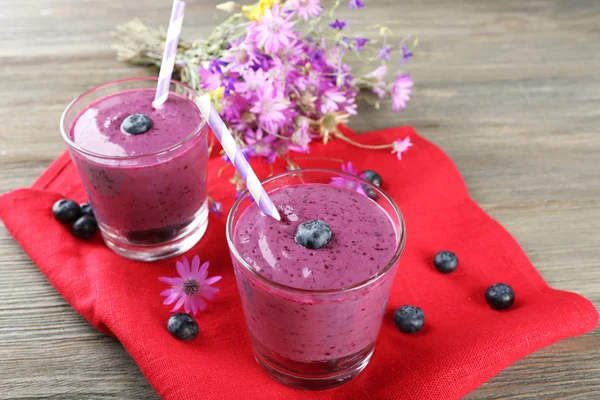 Gläser mit Blaubeer-Smoothie — Stockfoto