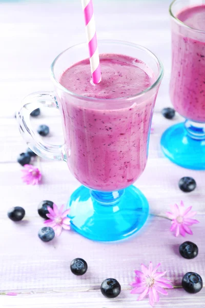 Gläser mit Blaubeer-Smoothie — Stockfoto