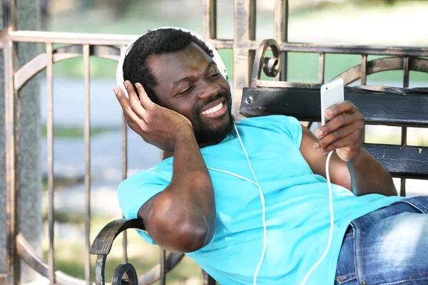 Afrikansk-amerikansk mann med hodetelefoner – stockfoto