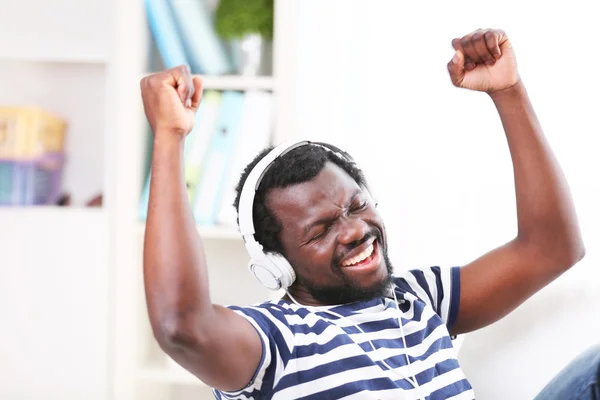 Afro-Américain avec écouteurs — Photo