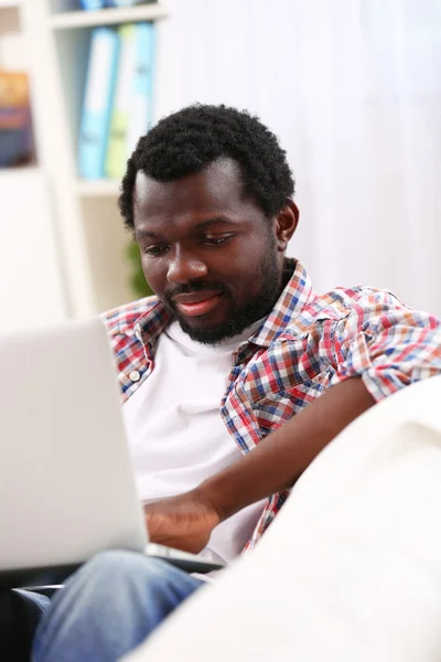 Africano americano hombre con portátil —  Fotos de Stock