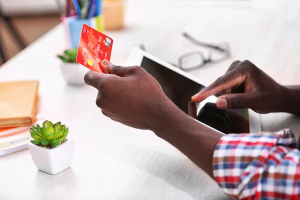 Afrikanisch-amerikanischer Rüde mit Tablette — Stockfoto